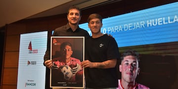 Javier Klimowicz junto a su hijo Luca, quien es pretendido por el Barcelona de Ecuador. Pero para Instituto la oferta está lejos de lo que quiere por el juvenil delantero (Foto: Facundo Luque / La Voz).