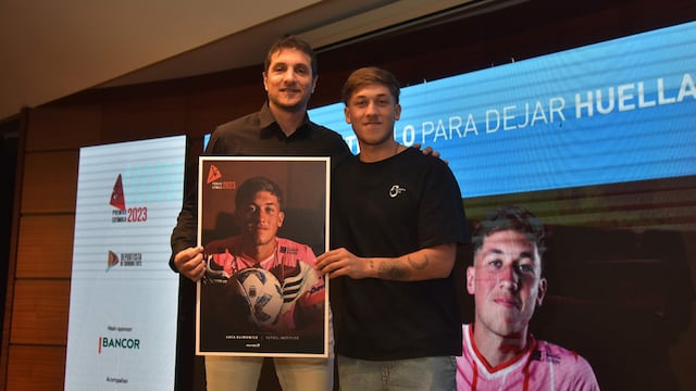 Javier Klimowicz junto a su hijo Luca, quien es pretendido por el Barcelona de Ecuador. Pero para Instituto la oferta está lejos de lo que quiere por el juvenil delantero (Foto: Facundo Luque / La Voz).