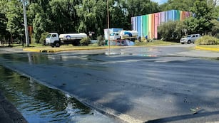 Se rompió una llave en la planta de bombeo de la Coopi en la costanera de Carlos Paz y eso provocó un desborde de aguas negras que escurren en el dique San Roque. (La Voz)