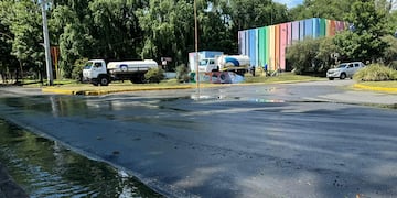 Se rompió una llave en la planta de bombeo de la Coopi en la costanera de Carlos Paz y eso provocó un desborde de aguas negras que escurren en el dique San Roque. (La Voz)