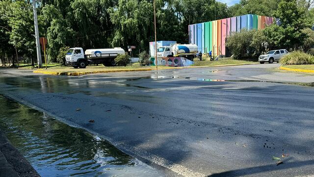 Se rompió una llave en la planta de bombeo de la Coopi en la costanera de Carlos Paz y eso provocó un desborde de aguas negras que escurren en el dique San Roque. (La Voz)