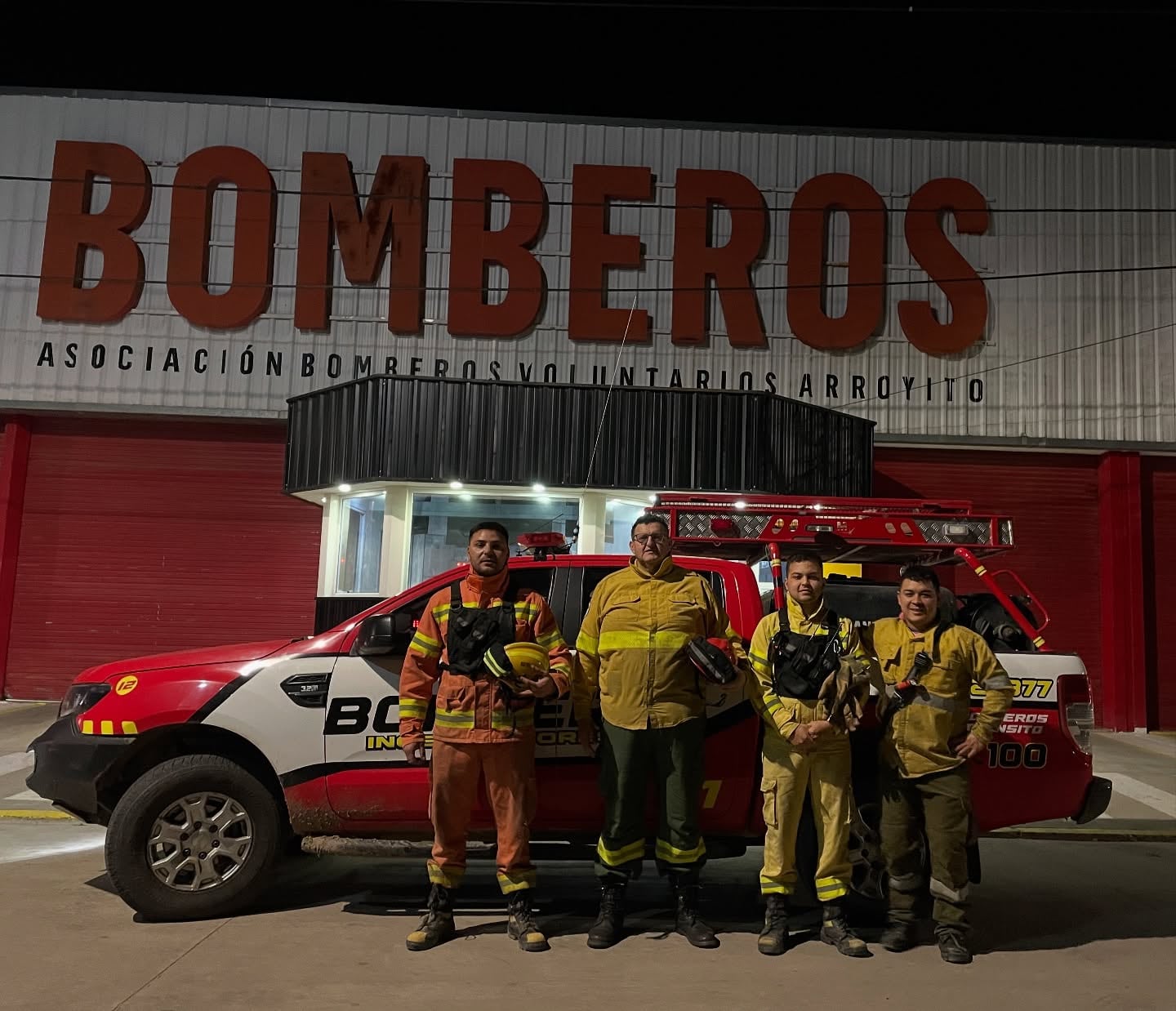 Bomberos de Arroyito se suman para combatir el incendio en Colina Marina