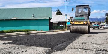 La Municipalidad de Ushuaia realiza cotidianamente trabajos de mantenimiento en la vía pública.
