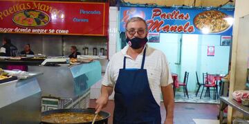 Manolo transita por los pasillos del Súper desde hace 50 años. Diario La Provincia SJ.