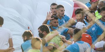 El bochornoso final en el estadio Claudio Tapia. Belgrano exige un repudio enérgico de la AFA.