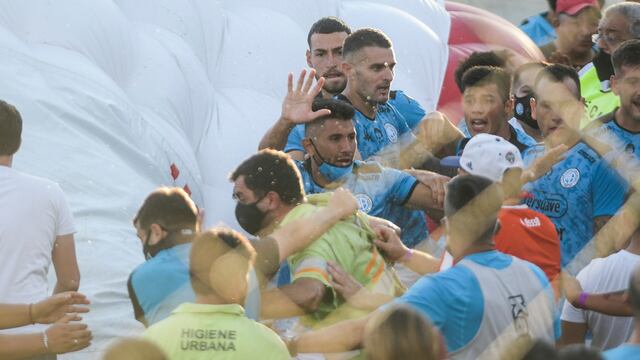 El bochornoso final en el estadio Claudio Tapia. Belgrano exige un repudio enérgico de la AFA.