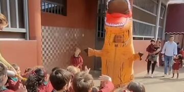 Abuela sorprendió a su nieto a la salida de una escuela en Posadas: fue a buscarlo vestida de dinosaurio,