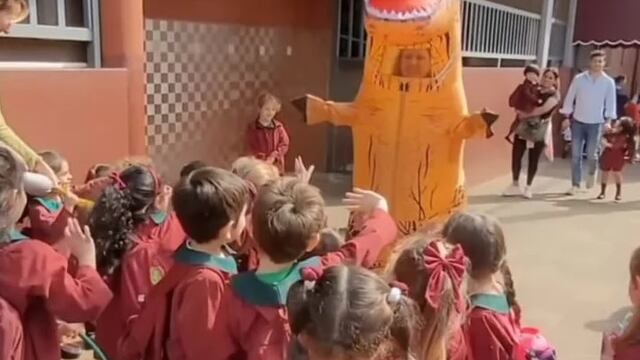 Abuela sorprendió a su nieto a la salida de una escuela en Posadas: fue a buscarlo vestida de dinosaurio,