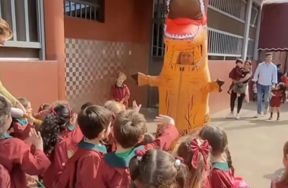Abuela sorprendió a su nieto a la salida de una escuela en Posadas: fue a buscarlo vestida de dinosaurio