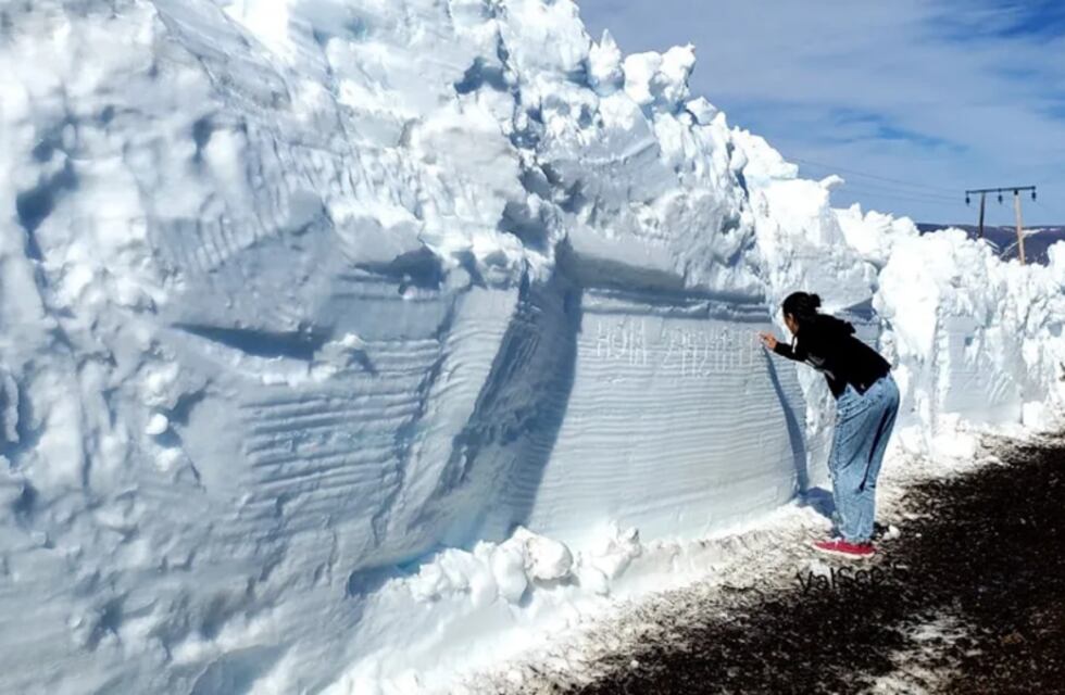 Video viral: intentaban viajar por las rutas de Neuquén, pero una impactante pared de hielo se interpuso en su camino