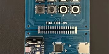 Innovación tucumana: la FACET crea su propia placa educativa.