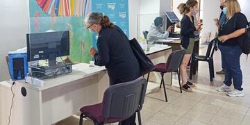 Hay un punto de atención en ese mismo lugar de lunes a viernes de 8 a 14 con el objetivo de brindar ayuda a quienes deseen realizar consultas o trámites vinculados con esta dependencia.