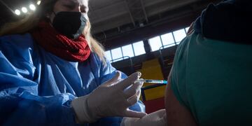 Vacunando contra el coronavirus. (Foto: Ignacio Blanco / Los Andes)