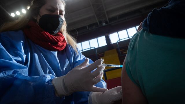 Vacunando contra el coronavirus. (Foto: Ignacio Blanco / Los Andes)