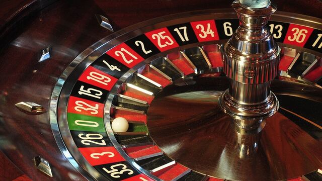 La ruleta es un juego de azar típico de los casinos, cuyo nombre viene del término francés roulette, que significa “ruedita” o “rueda pequeña”.