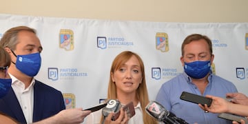 La flamante presidente del PJ mendocino habla a la prensa junto a los vicepresidentes Matías Stevanato y Martín Aveiro. Gentileza PJ de Mendoza