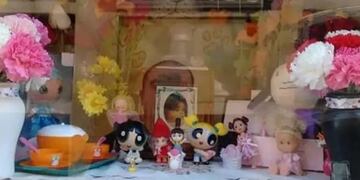 El nicho de la niña fue ultrajado por delincuentes que se robaron sus juguetes.