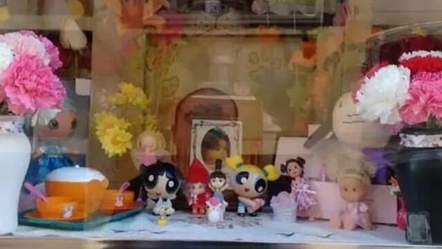 El nicho de la niña fue ultrajado por delincuentes que se robaron sus juguetes.