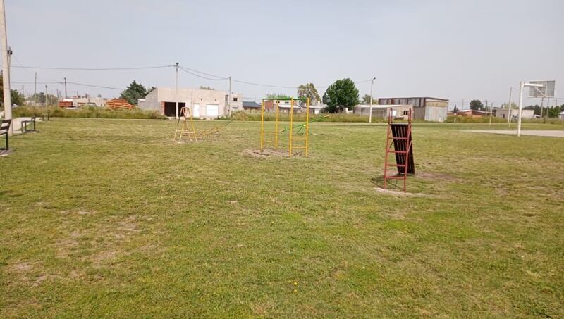 Vecinos del barrio Santa Teresita cuestionan la creación de un nuevo espacio deportivo mientras la plaza sigue inconlusa