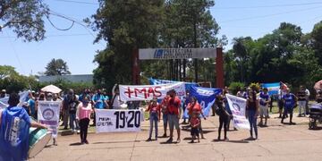 Iguazú: vecinos se manifiestan en contra del accionar de la Prefectura  luego de haber desechado 1200 cajas de pollo