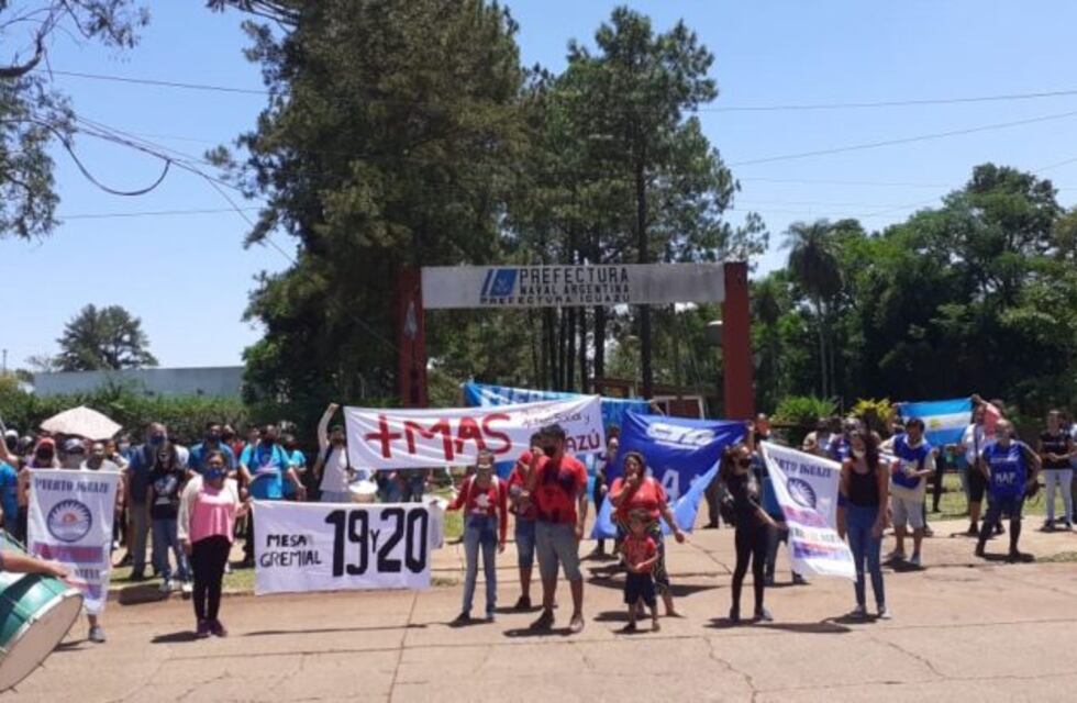 Iguazú: vecinos se manifiestan en contra del accionar de la Prefectura luego de haber desechado 1200 cajas de pollo