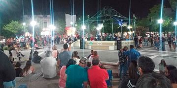 Varios grupos se convocaron para el reclamo en la Plaza San Martín (Plan B Noticias)