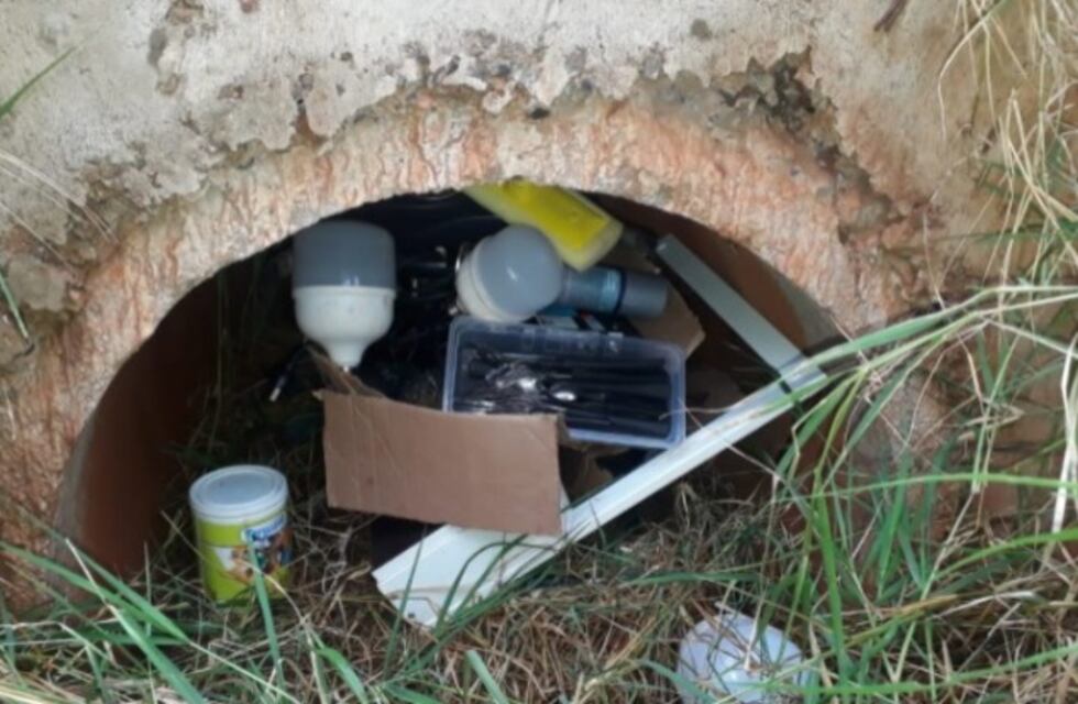 Recuperan elementos ocultos dentro de un caño de desagüe en Comandante Andresito