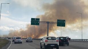 El foco de incendio se dio en el barrio Siete Soles, en la autopista Córdoba-Carlos Paz (La Voz)