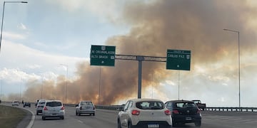 El foco de incendio se dio en el barrio Siete Soles, en la autopista Córdoba-Carlos Paz (La Voz)