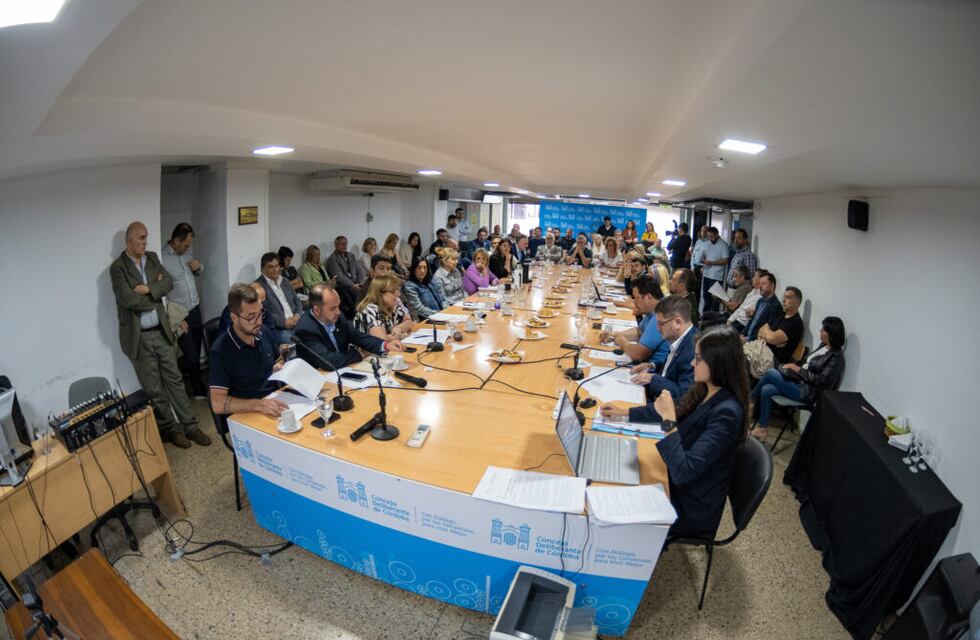 Aprobaron bajar el suelo del intendente, vice y secretarios en Córdoba: de cuánto es la reducción
