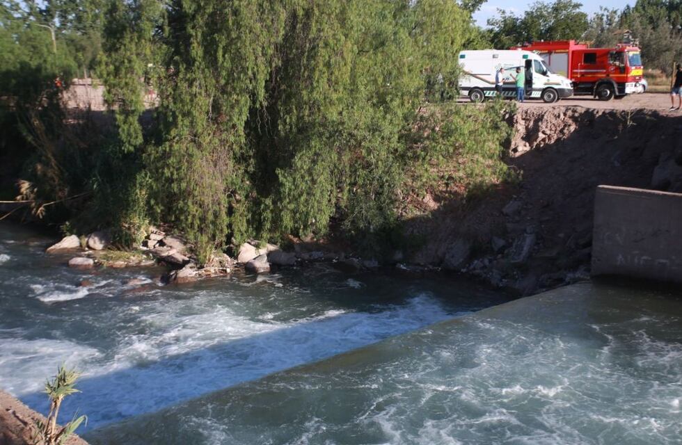 Un hombre se bañaba con su pareja en el canal Cacique Guaymallén y murió tras ser arrastrado 2 kilómetros