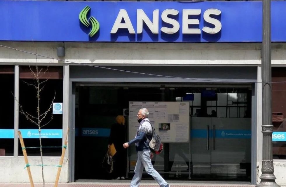 El Gobierno anunció un aumento en las jubilaciones para diciembre: de cuánto será