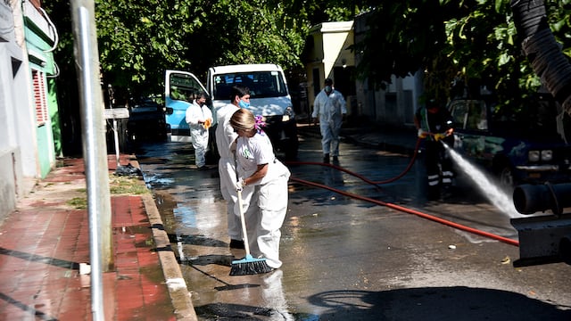 enfermera clermont 1200 Obras y limpieza en Villa Paéz por desbordes cloacales. Foto: Pedro Castillo