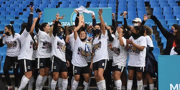 En el estadio Malvinas Argentinas, se disputó la final del futbol femenino Copa de Oro, en el que se consagró campeón el equipo de las Pumas
Las chicas integrantes del plantel, festejan el título de campeonas.