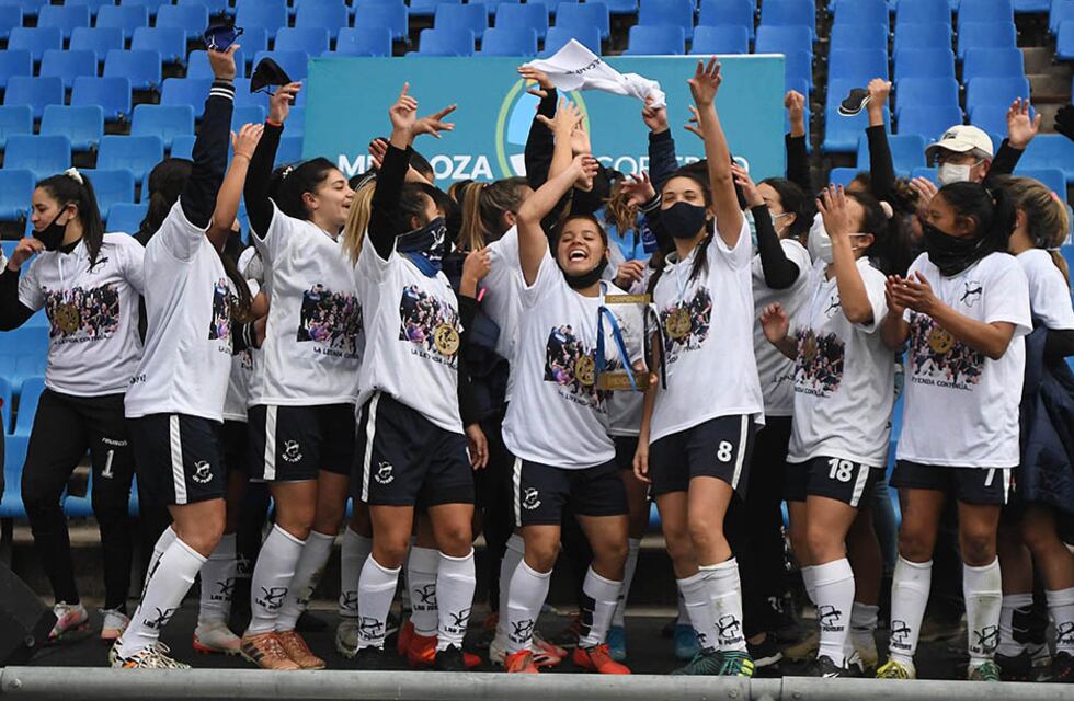 Fútbol Femenino: Las Pumas se quedaron con La Copa de Oro y Fadep con la de Plata