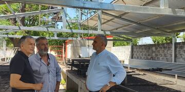 Jorge Muriel y Alcides Calvo, en los flamantes asadores de Ferro, junto al Hongo