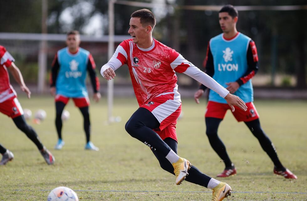Un juvenil de Instituto es buscado para jugar en la Liga Profesional; y llega un uruguayo