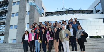 Funcionarios y convencionales, en las puertas del Complejo Ministerial situado en el barrio Islas Malvinas, en San Salvador de Jujuy.
