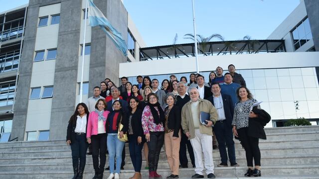 Funcionarios y convencionales, en las puertas del Complejo Ministerial situado en el barrio Islas Malvinas, en San Salvador de Jujuy.