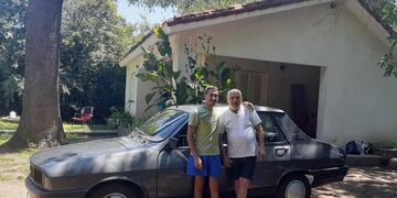 Gonzalo le regaló un auto a su abuelo.
