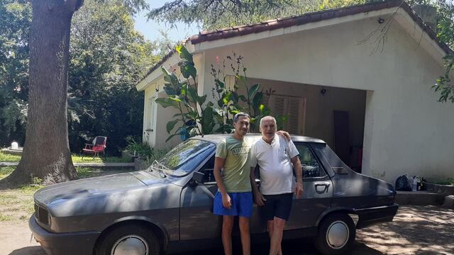 Gonzalo le regaló un auto a su abuelo.