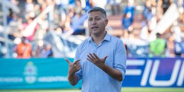Futbol, Godoy Cruz 2 vs 0  Racing 
Godoy Cruz y un gran triunfo ante Racing que le da oxígeno a Diego Flores
El Tomba venció a la Academia con goles de Tomás Conechny y Salomón Rodríguez. El “Traductor” cambió el sistema y así sumó una victoria que aleja un poco los cuestionamientos.
DT de Godoy Cruz Antonio Tomba, Diego Flores
Foto: Ignacio Blanco / Los Andes