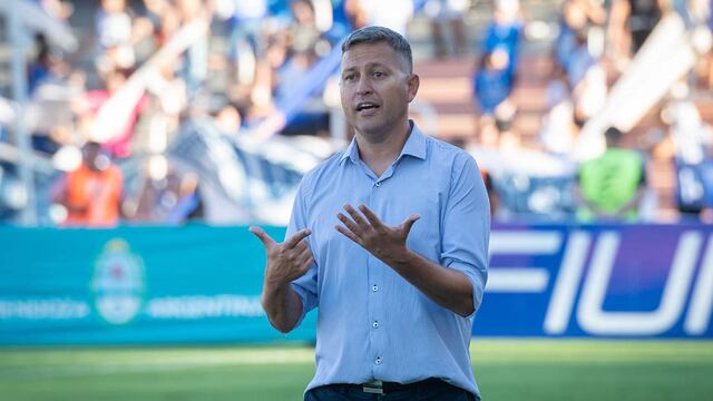 Futbol, Godoy Cruz 2 vs 0 Racing
Godoy Cruz y un gran triunfo ante Racing que le da oxígeno a Diego Flores
El Tomba venció a la Academia con goles de Tomás Conechny y Salomón Rodríguez. El “Traductor” cambió el sistema y así sumó una victoria que aleja un poco los cuestionamientos.
DT de Godoy Cruz Antonio Tomba, Diego Flores
Foto: Ignacio Blanco / Los Andes