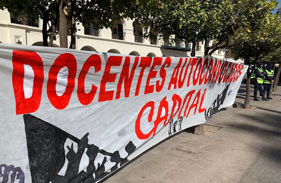 Docentes salteños exigen mejoras salariales y mantienen su paro
