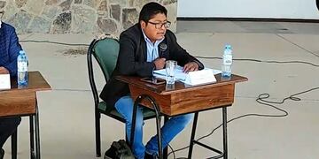 El concejal Wilfredo Valdiviezo tuvo a su cargo exponer la acusación contra la concejal Velásquez, en Abra Pampa.