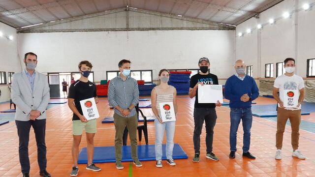 El municipio entregó ayudas económicas.