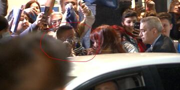 Un hombre apunto con un arma a Cristina Kirchner (captura de tv)