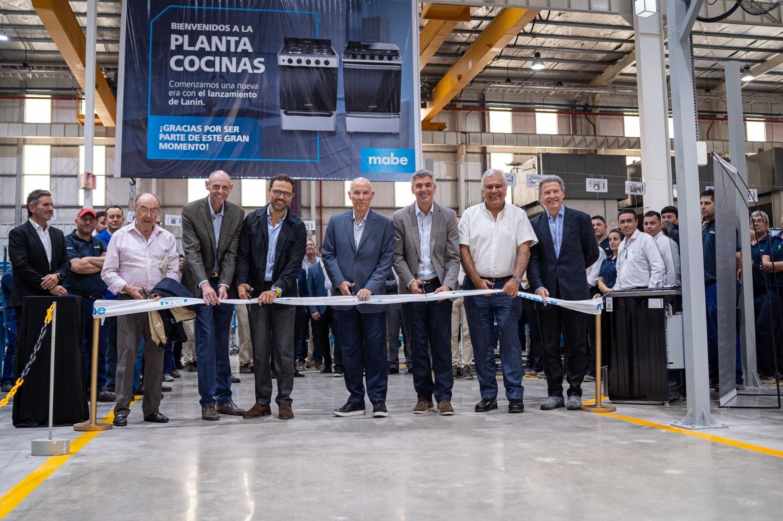 Los directivos de Mabe inauguraron su nueva planta para producción de cocinas en Luque, en Córdoba. (Gentileza Mabe)