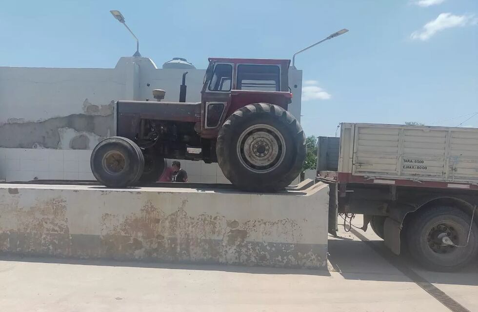 Arroyito: la policía recuperó el tractor que habían robado días atrás de un campo