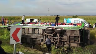 Grave accidente rumbo a Mar del Plata: un micro que llevaba militantes al acto de Kicillof volcó y dejó dos muertos.